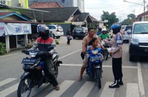 Polres Lahat Bagikan Ratusan Takjil Bagi Pengguan Jalan