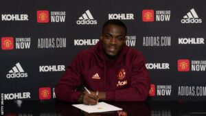 Eric Bailly Resmi Teken Kontrak Baru di Manchester United