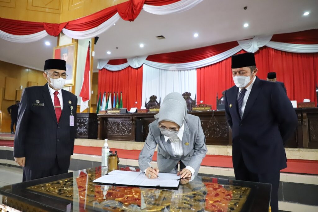 Herman Deru Terima Rekomendasi Dewan Terhadap LKPJ Gubernur Th 2020