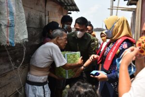 Susuri Sungai Musi, Istri Gubernur Sumsel Bagikan Paket Sembako