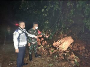 Tanah Longsor Sebabkan Terhalangnya Akses Jalan Di Lahat