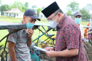 Bupati Muba Bagikan THR kepada Tukang Becak, Ojek, Parkir dan Dhuafa