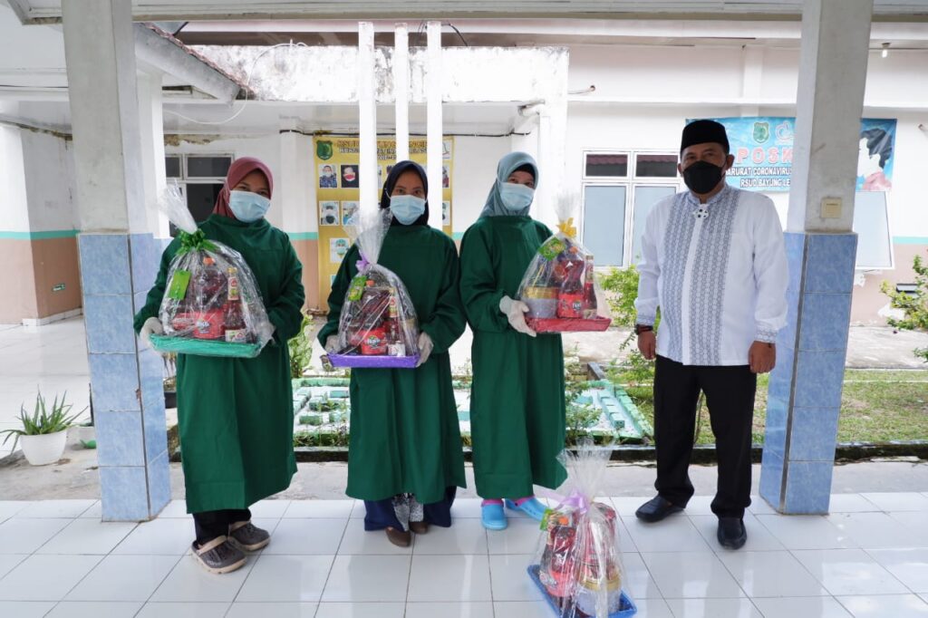 Camat BayLen Muba Beri Parcel Hingga Semangati Nakes