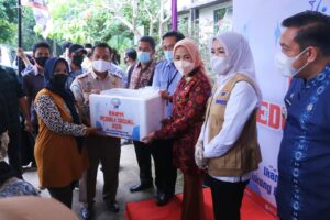 Bersama Kementerian Kelautan Dan Perikanan, Wawako Palembang Berikan Bantuan Kemasyarakat Terdampak Covid-19