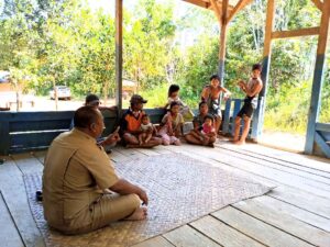 Saung Belajar Bagi Suku Anak Dalam Muba