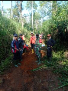 Jelang Panen Kopi, Petani Gotong Royong Bersihkan Jalan Menuju Perkebun