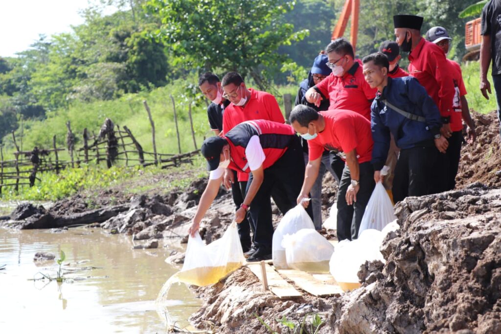 Bersih-bersih Danau Ulak Lia peringati Haul Bung Karno ke-120