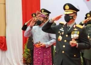 Kenakan Pakaian Adat, Herman Deru Hadiri Puncak HUT Bhayangkara ke 75