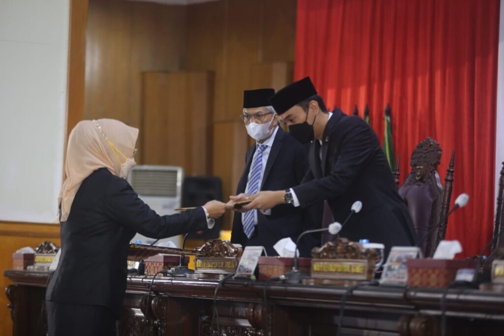 Wagub Mawardi Dengarkan Pendapat Akhir  Fraksi-fraksi