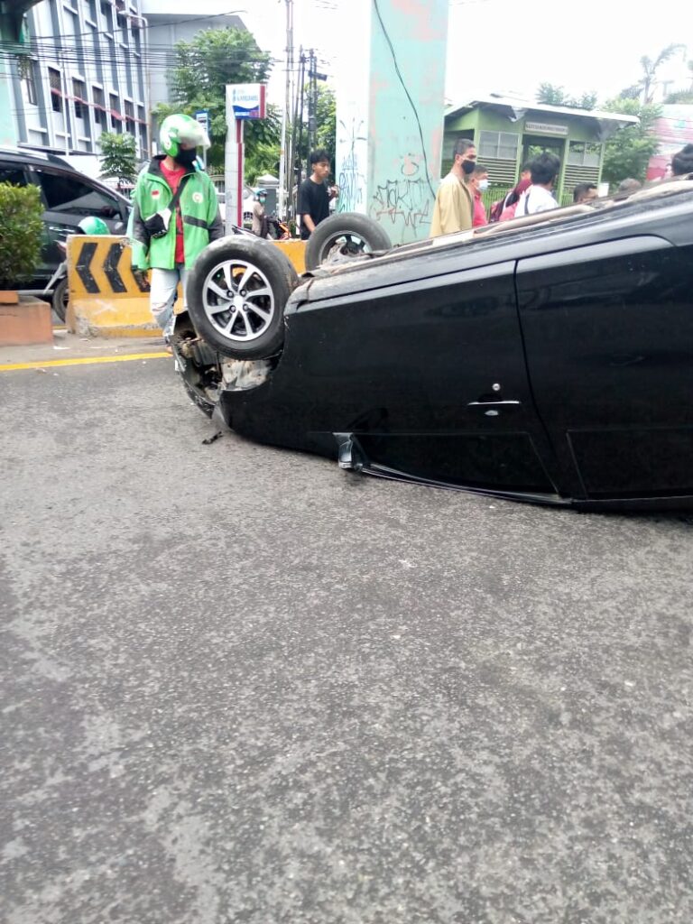 Hindari Sepeda Motor Mobil Terguling Didepan RSMH Palembang