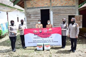 Kapolres Muratara Bagikan Paket Sembako Di Desa Karang Anyar Dan Kelurahan Muara Rupit