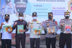 Walikota Palembang Edukasi Penguna Jalan Dengan Stiker Di Simpang Charitas