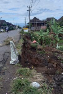 Jalan Penghubung Lahat – Pagaralam Amblas Bahayakan Pengguna Jalan