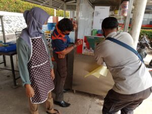 Sosialisasi PPKM, Tempel Stiker di Warung dan Rumah Makan