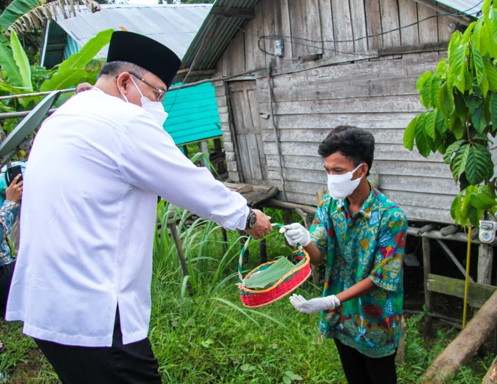 Dodi Reza Door To Door Kerumah Warga Bagikan Daging Kurban