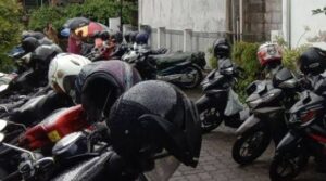 Bandel Pakai Helm Basah, Ternyata Ini Resikonya