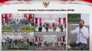 Jokowi Serahkan Banpres Produktif Usaha Mikro