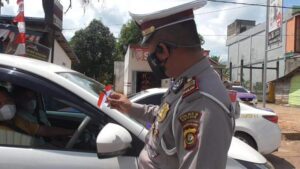 Jelang HUT RI, Satlantas Polres Banyuasin Bagikan Bendera Mini dan Masker