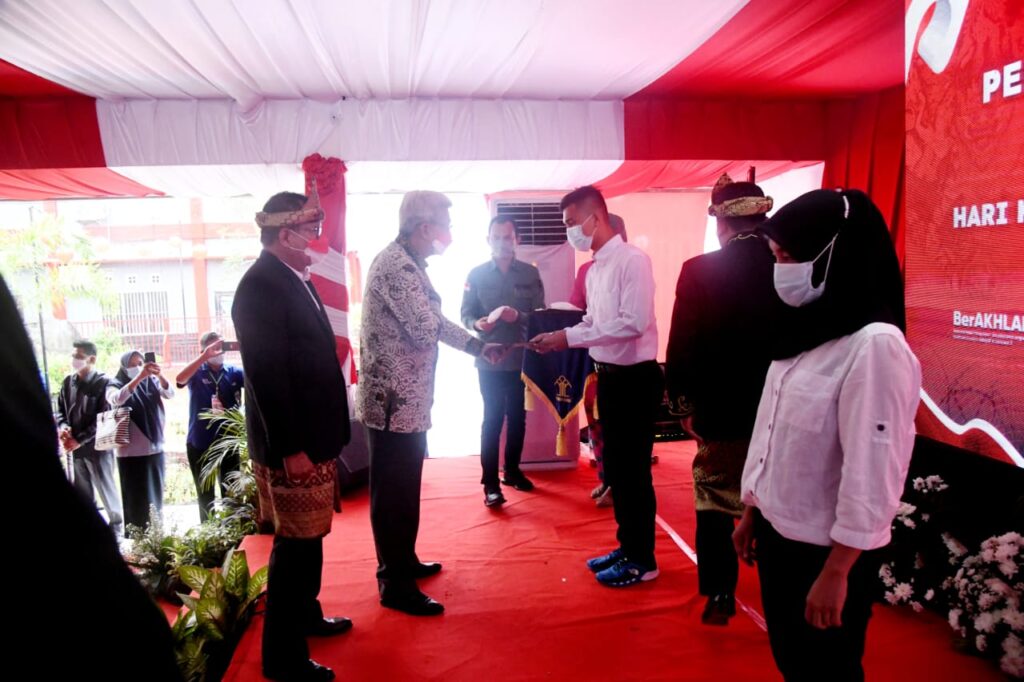 Mawardi Yahya Secara Simbolis Serahkan SK Remisi  HUT RI ke-76 Bagi 8.711 Warga Binaan dan Anak di Sumsel