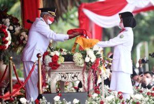 Meski Diguyur Hujan Gerimis,  Upacara Penurunan Bendera  HUT RI Ke 76 di Griya Agung Sukses