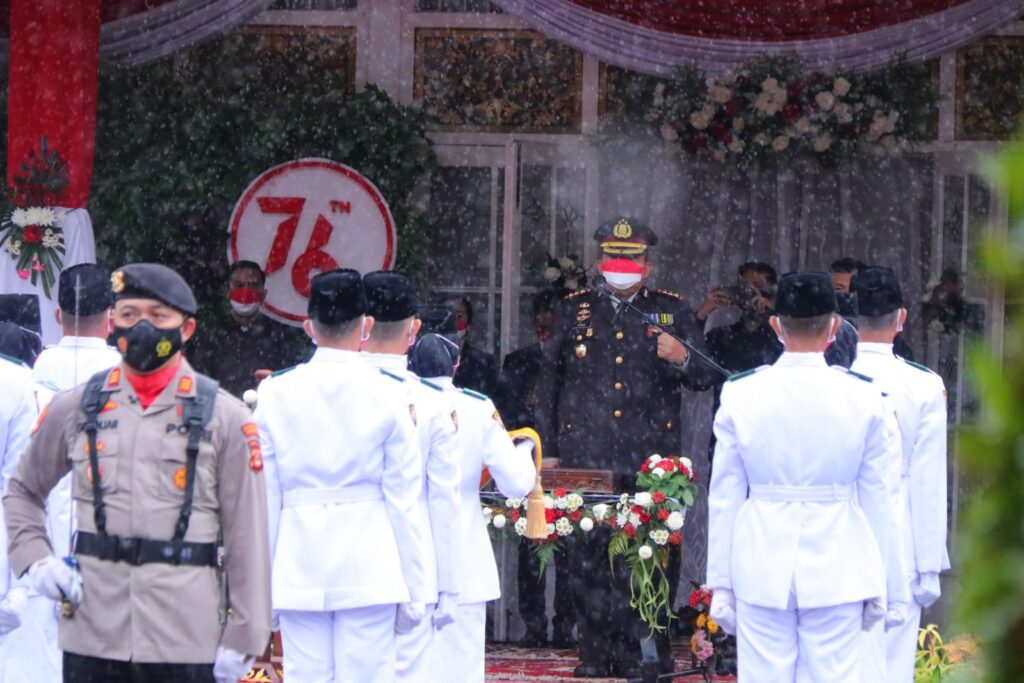 Diguyur Hujan Tim Paskibraka Palembang Tetap Semangat