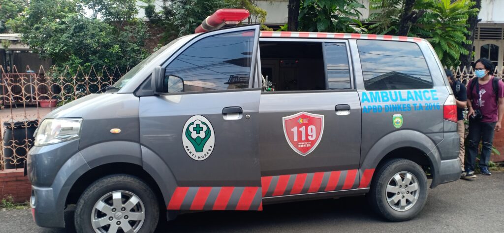 Satu Unit Ambulance Standby Didepan Rumah Heriyanti
