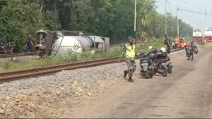 Gerbong KA Muatan BBM Solar Anjlok Di Kecamatan Merapi Lahat