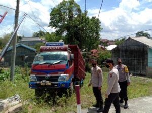 Dump Truk Tabrak Tiang PLN, Sebabkan Listrik Mati Total