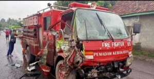 Dua Unit Mobil Damkar Lahat Kecelakaan Dikecamatan Merapi