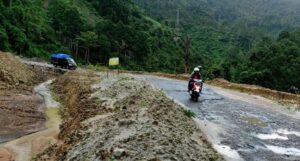 Rawan Longsor Warga Waspada Melintasi Jalan Lintas Lahat-Bengkulu
