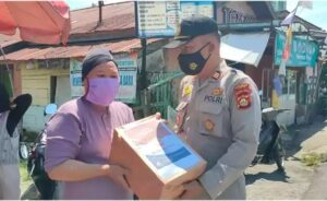 Polres Lahat Bagikan Sembako Ringankan Beban Masyarakat Di Masa Pandemi