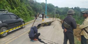 Jalinteng Lahat mengalami Longsor Separuh Badan Jalan