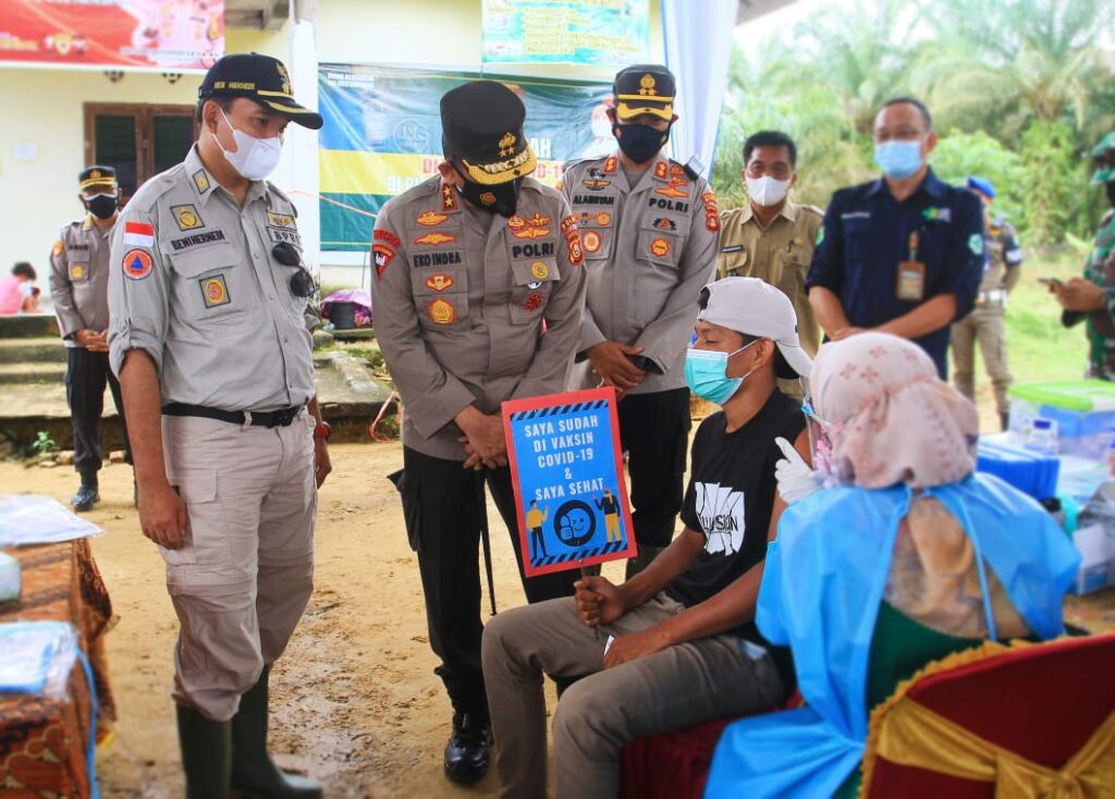 Kapolda Sumsel Wabup Muba Beri Bantuan Sembako Dan Suntik Vaksin SAD