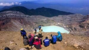 Para Pendaki Gunung Dempo Kini Wajib Tunjukan Sertifikat Vaksin