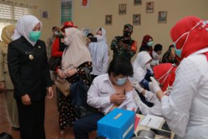 Fitrianti Agustinda Tinjau Pelaksanaan Vaksin Covid 19 Bagi Pelajar Di Palembang