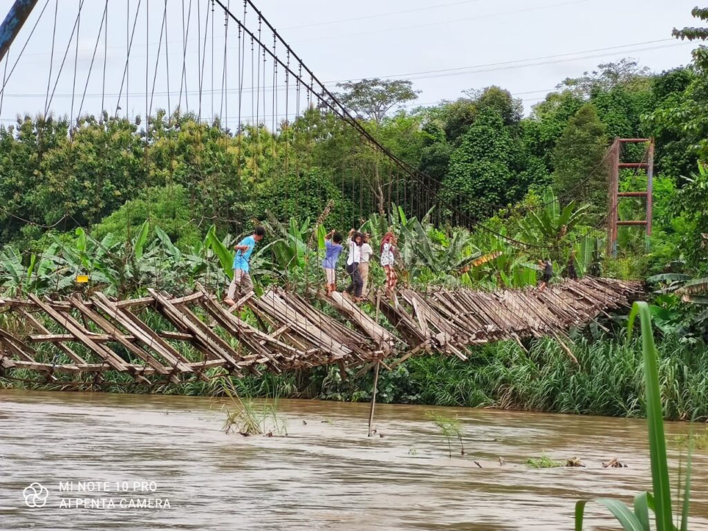 Warga 2 Desa di OKU Selatan Harapakan Perbaikan Jembatan Gantung