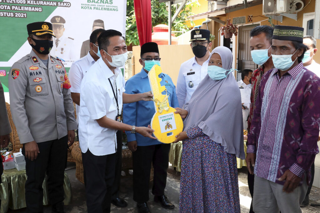 Sekda Pemkot Palembang, Serahkan Kunci Bedah Rumah Ke Ibu Onih