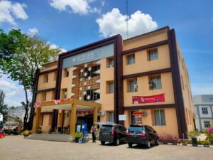 Ingatkan Prokes Hingga Galang Dana Berikan Sembako Untuk Warga Isoman