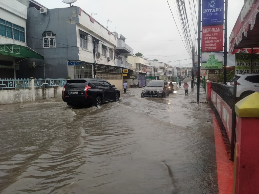 Hujan Lebat Lumpuhkan Beberapa Ruas Jalan Di Palembang