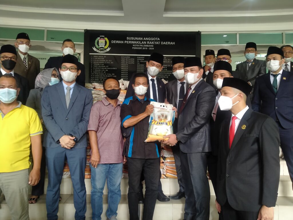 DPRD Kota Palembang Bagikan 5 Ton Beras Untuk Masyarakat