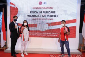 LG berikan LG PuriCare Wearable Air Purifier Pada Atlet Indonesia Kelas Dunia