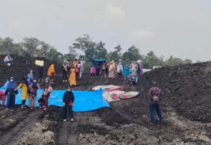 Tanah Diduga Diserobot, Puluhan Emak-emak Duduki Areal Tambang