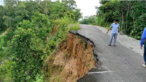 Musim Penghujan, Longsor Di Jalinsum Kabupaten Lahat Terus Melebar