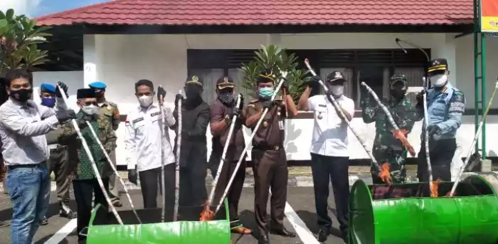 Kejari Lahat Musnahkan Barang Bukti Narkotika Dan Miras