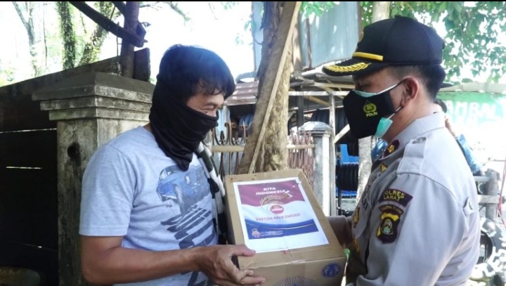 Polres Lahat Ajak Pedagang Lakukan Lima M Dan Bagikan Sembako