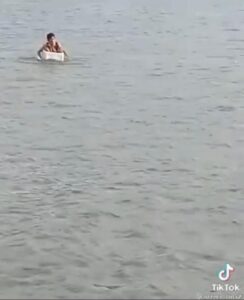 Fakta Sebenarnya di Balik Viral Video Bocah SD Kayuh Streofom Seberangi Sungai,Ini Kata Kades