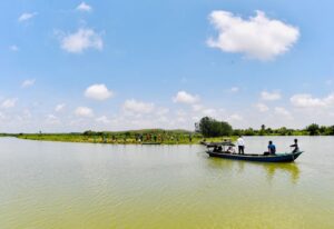 Naik Perahu, Presiden Seberangi Sungai untuk Sapa Warga di Cilacap