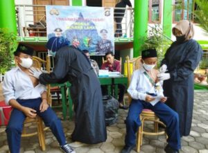 Santri Pondok Pesantren Al-fatah Dikabupaten Lahat Divaksinasi