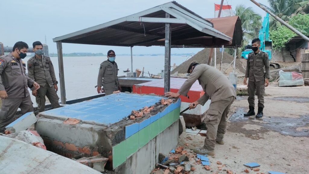 Ratusan PKL Pasar Kalangan Bawah Jembatan Musi II Ditertibkan