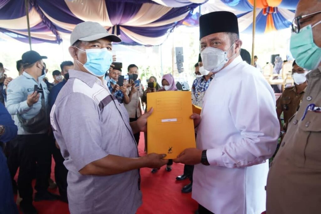 Terima Sertifikat Tanah, Warga KTM Tanjung Kukuh Ucapkan Terimakasih Pada  Herman Deru 